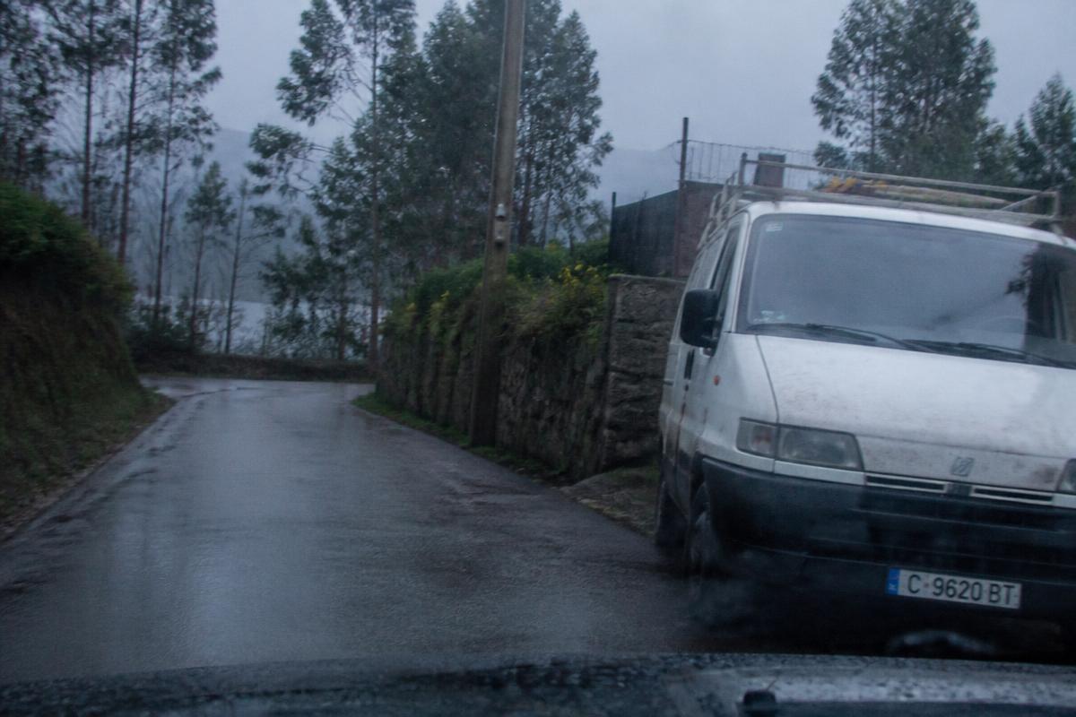 Furgoneta de transporte en una carretera rural gallega
